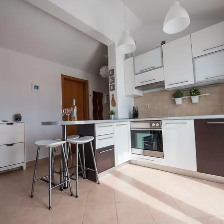 Sunny Point Apartment